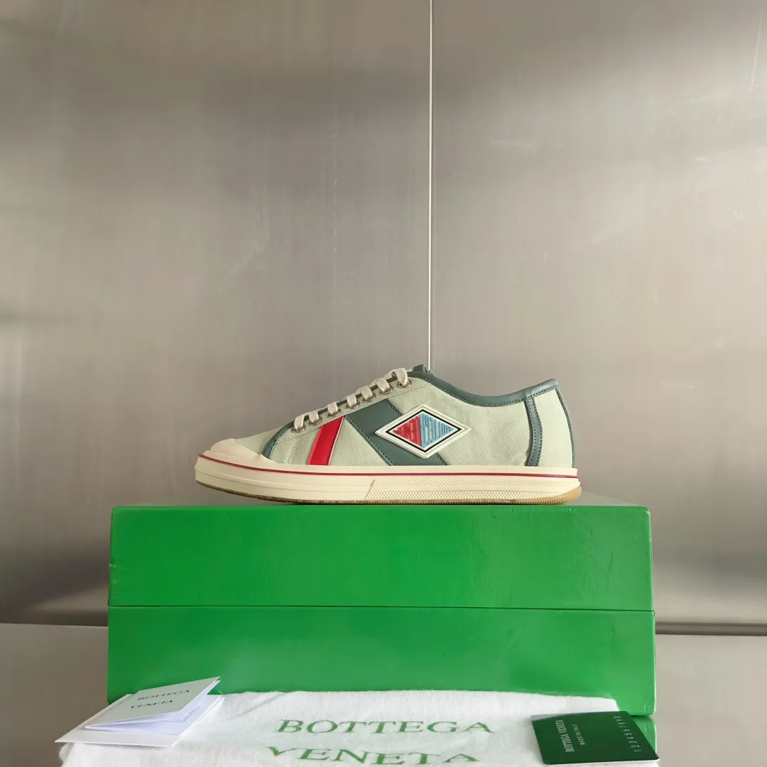 Top version: Couple model 560💰 Bottega Veneta Bottega Veneta BV’s latest Eliot series retro basketball shoes casual sports canvas shoes Bottega Veneta 2025 spring and summer show new shoes Eliot is on the market. Inspired by retro basketball sneakers, the color combination highlights youthful vitality and perfectly interprets the theme of youth and childlike innocence. The details are also very particular. The summer canvas brings excellent durability and comfort. Designs such as calfskin trim, rubber toe caps and hand-painted retro red lines are full of retro feel. The round toe and convex sole add a modern feel. Exquisite packaging at the delivery counter🛍📦 ▪️Fabrics: Original customized high-density canvas + cowhide ▪️Inner lining: Original customized breathable canvas ▪️Sole: Original open-molded anti-slip TPU material ▪️Sole thickness: 3CM ▪️Size: Women’s 35-41 / [Men’s 39-45 pre-sale]
